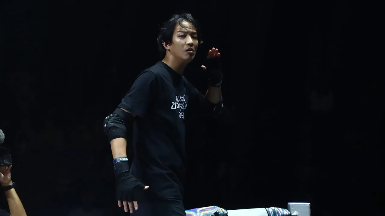 ต่อยมวยปล้ำครั้งแรกที่สนามมวยลุมพินี เบล์ ขอบสนาม vs ปักษา | Idol Fight 5 background