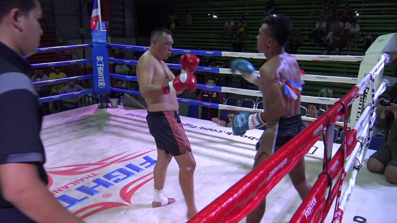 45 year old Yodnapa TigerMuayThai scores KO over fighter 20 years younger background