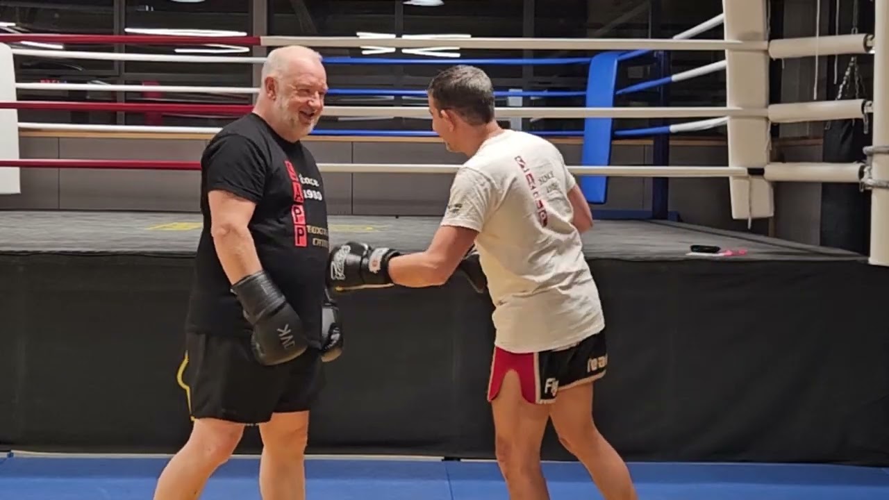 KICKBOXING TECHNIQUES COMBO FRONT KICK EFFICACE EN ATTAQUE OU EN MODE DEFENSE