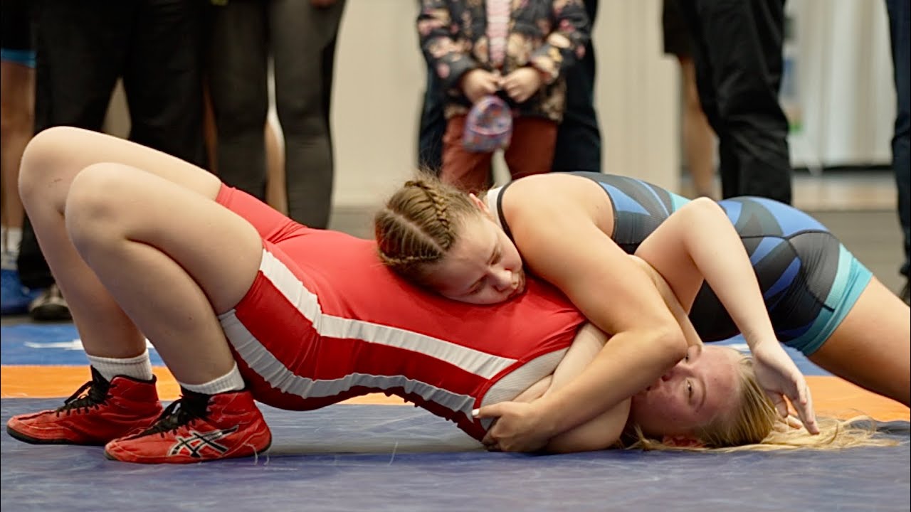 U17 Kristella Kuuseste (EST) vs Eevi Salonen (FIN) 73kg. Women girls youth wrestling. B-cam-m background