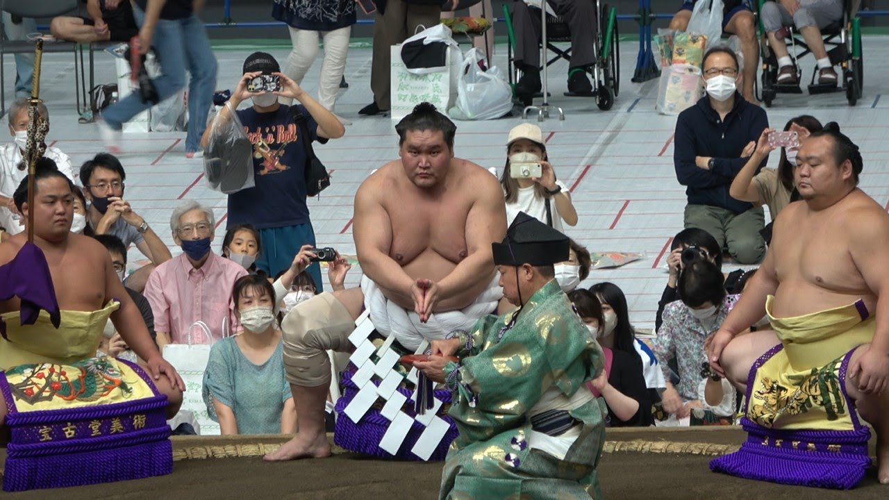 Sumo Tour #4: Wrestler interviews background