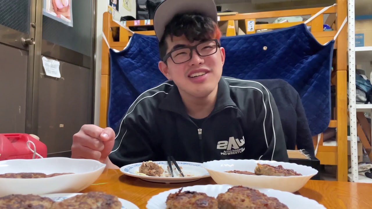 【大食い】プロレスラーが好きなもの、いっぱい食べてみた!(後編) background