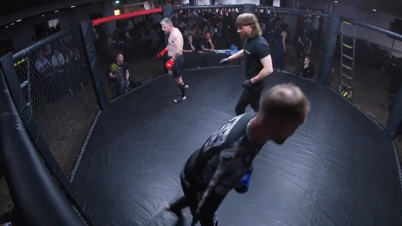 HULL | ULTRA MMA | SILVER FOX VS SYLWESTER SAJLO SKRZYPCZAK background