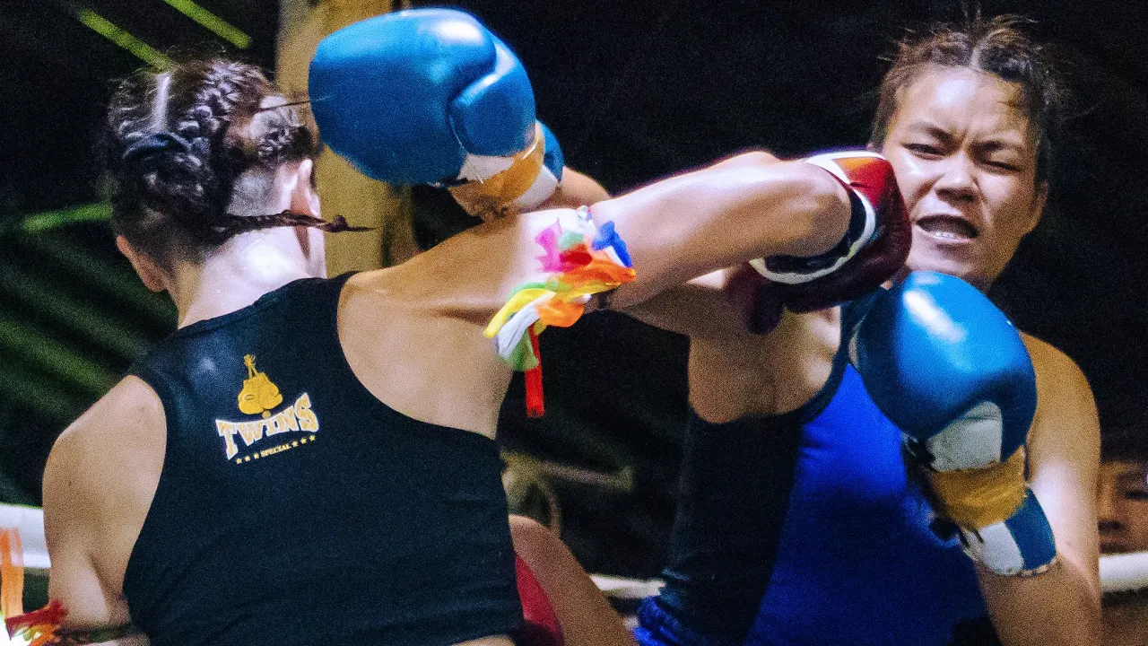 SHE KNOCKED HER OUT STRONG KNEES TO THE HEAD WOMEN'S MUAY THAI FIGHT background