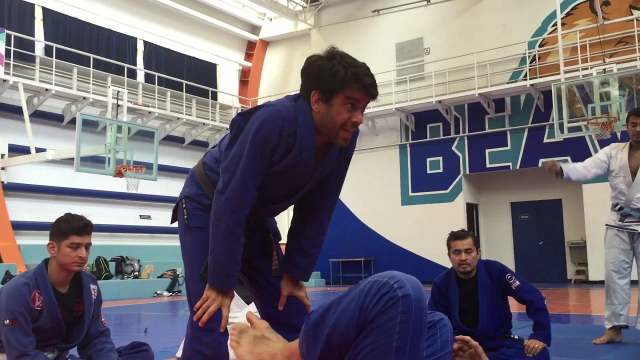 1 Pase de guardia explicado de una manera simple y eficiente - Jiu Jitsu 1 background