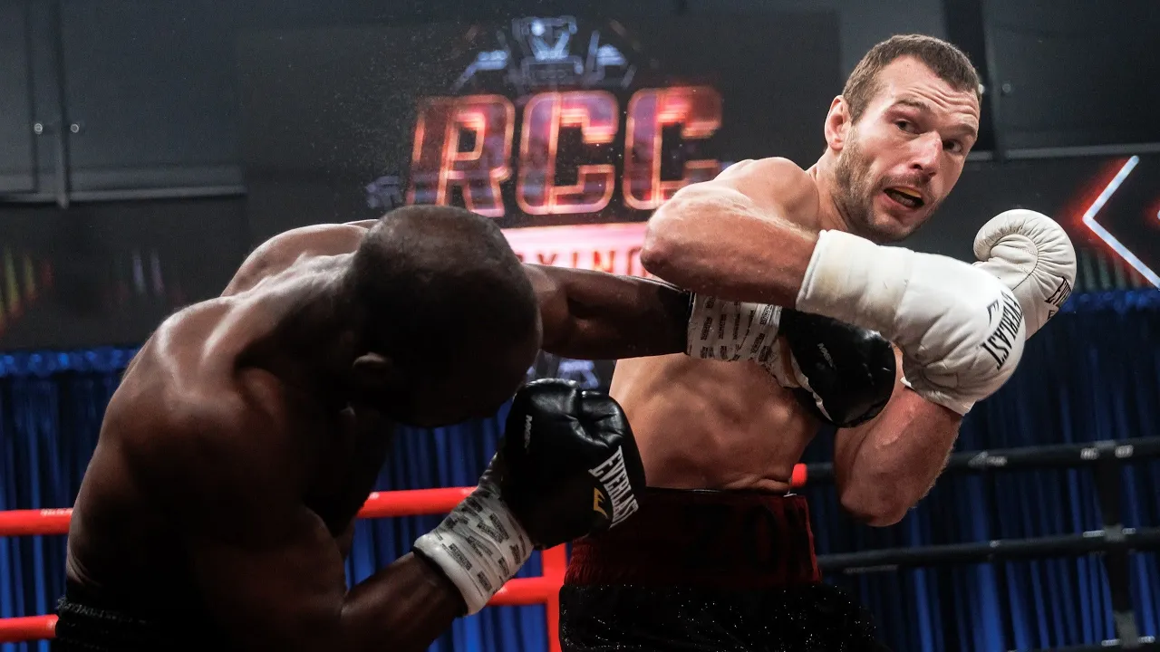 Нокаут в первом раунде! Никита Зонь и Эрик Катомпа. Путь в RCC Boxing background