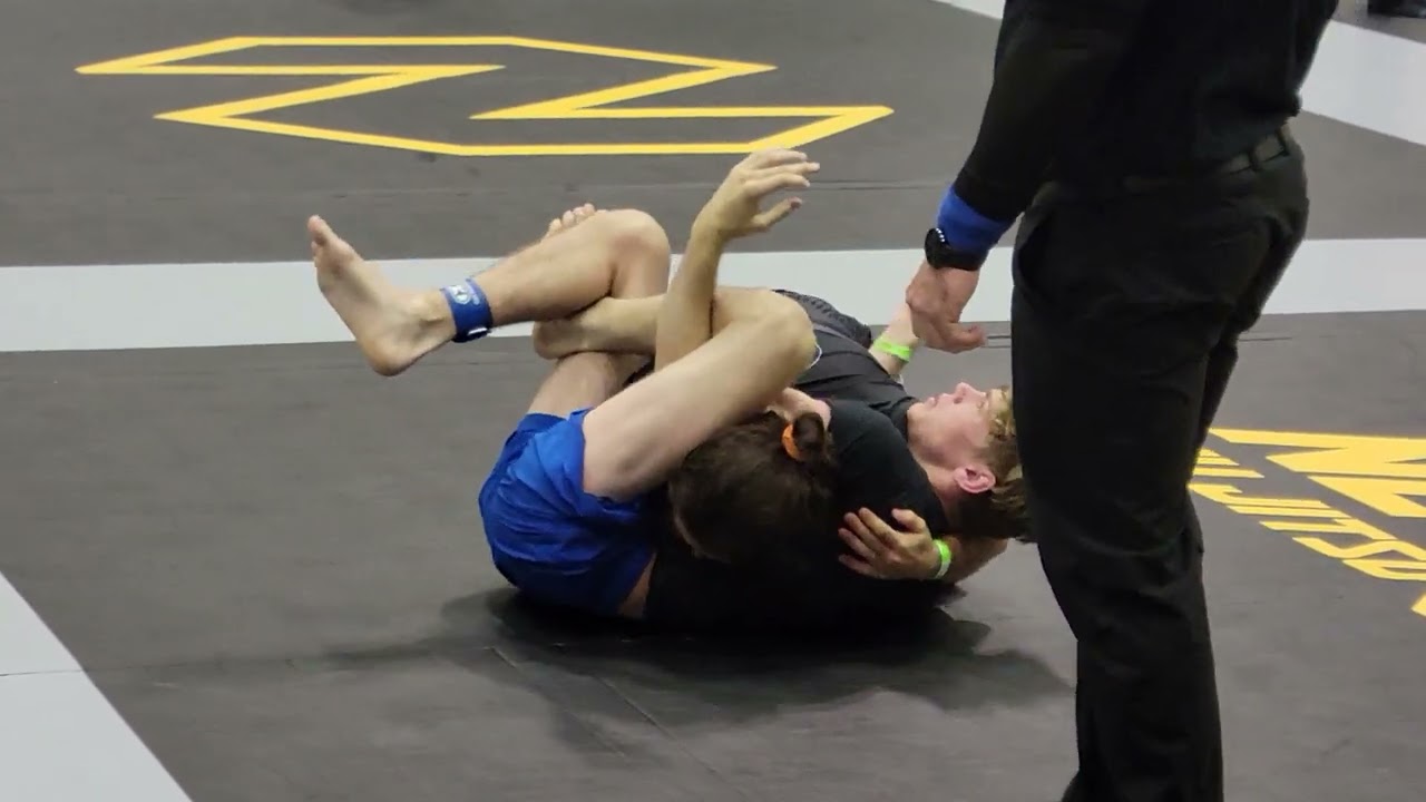 BJJ No Gi Match With Some Good Reversals And Good Views Of Chokes That Aren't Working . Buggy Choke background