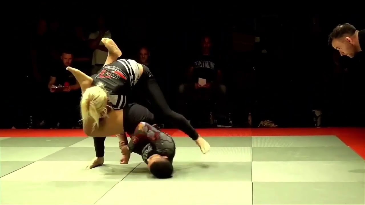 1.FIGHT (BLACK GIRL VS BLONDE)