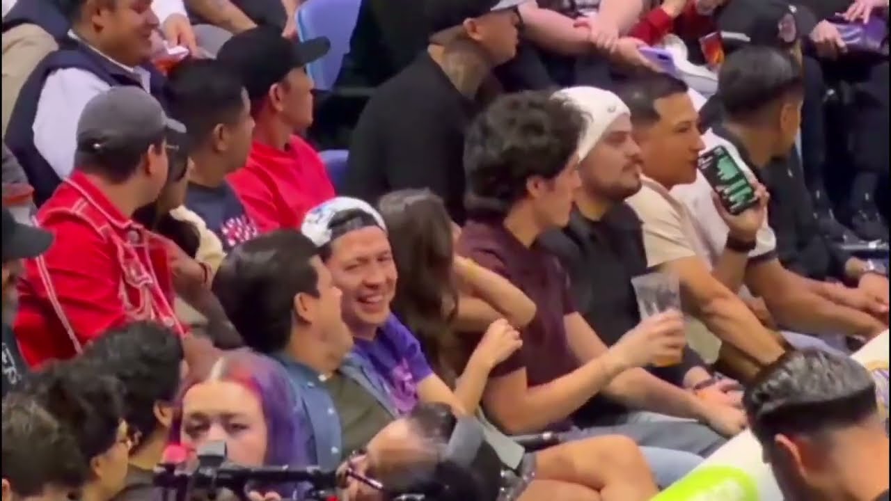 Elenco de la serie 40 y 20 disfrutando en la Arena México del CMLL, “Burro” Van Rankin, Armando Hdz background