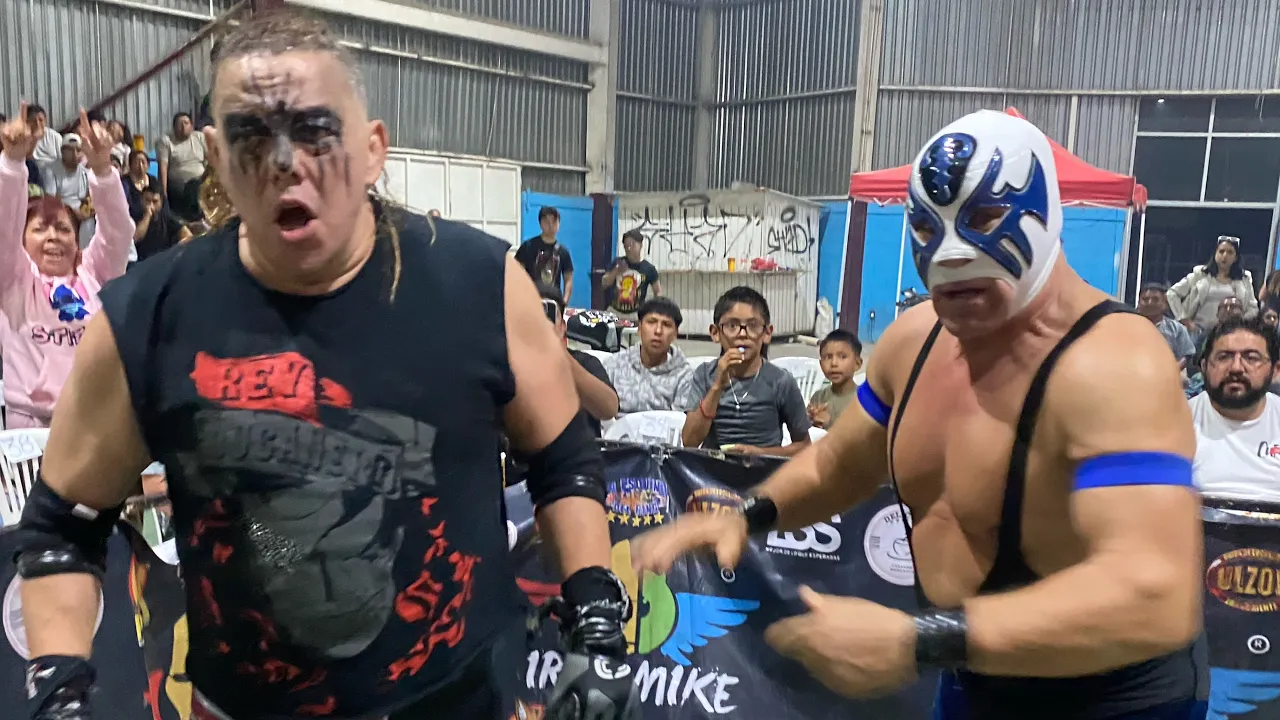 Lucha estelar Atlantis y Rey Bucanero π Felino y Gran Guerrero con Max Proad background