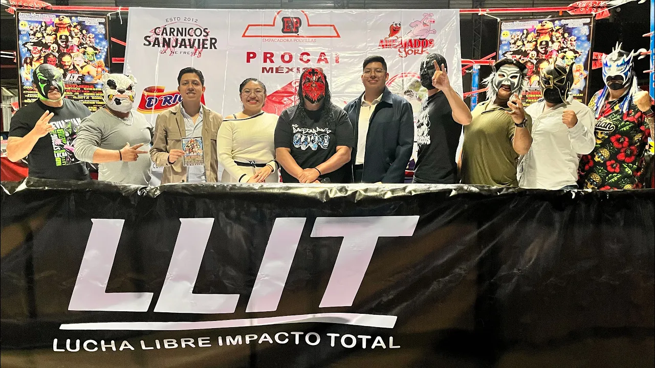Tres jóvenes apuestan su dinero a la lucha libre con Impacto Total guiados por su tío Epitafio background