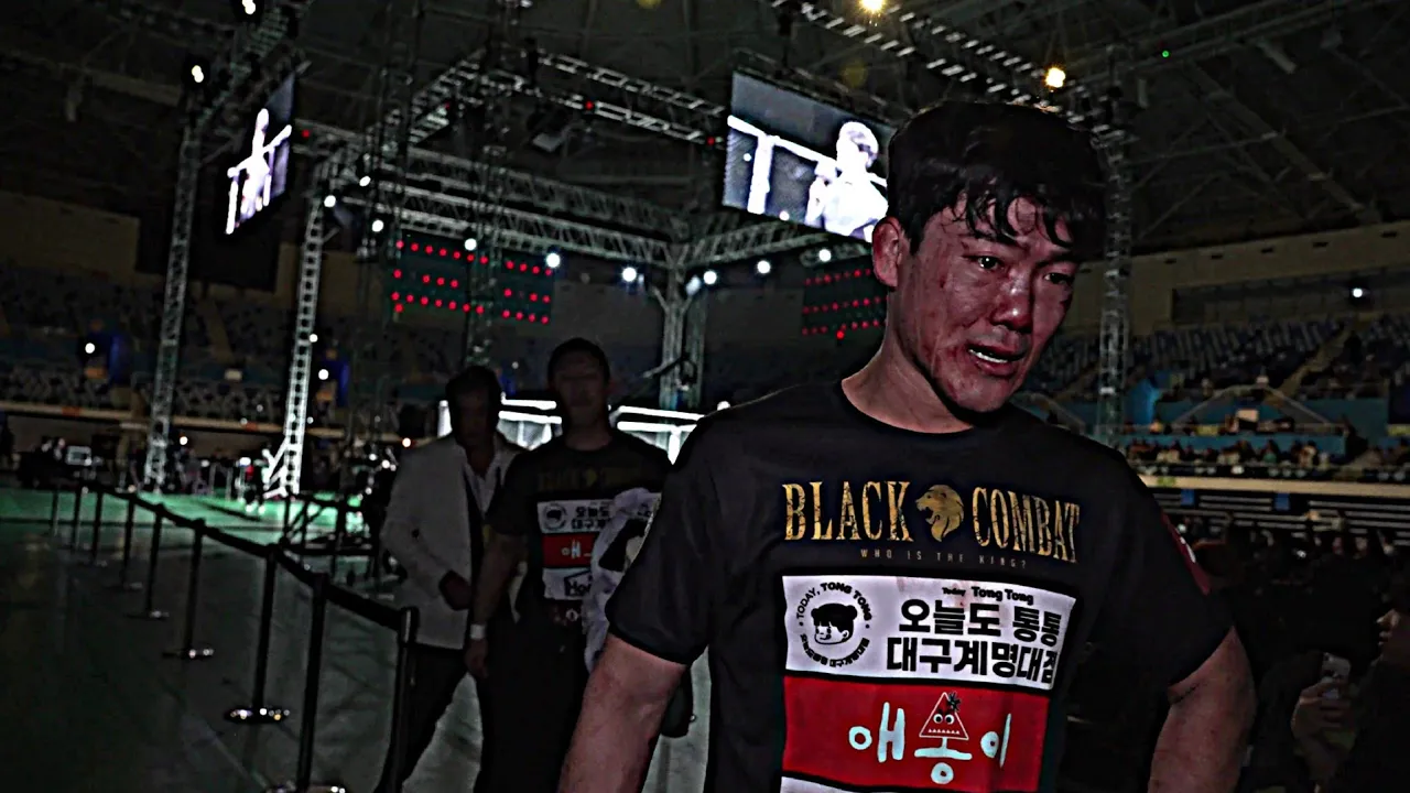 끝내 울음을 터뜨리는 미스터사탄 background
