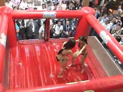 Lucha de chicas en aceite en expo ANTAD (2013) background