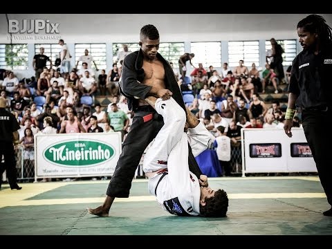 Felipe Costa using Y guard again in a tournament background
