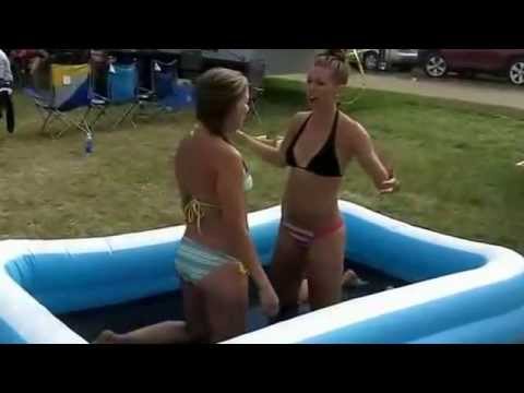 Peleas de chicas Borrachas en Bikini en una Piscina llena de Barro