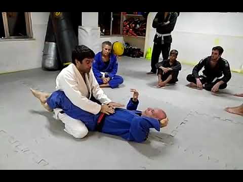 Self defense: how to behave inside the guard when on a fight background
