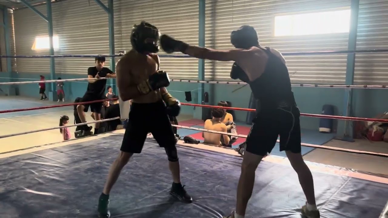 Amateur boxer versus professional boxer, sparring ￼