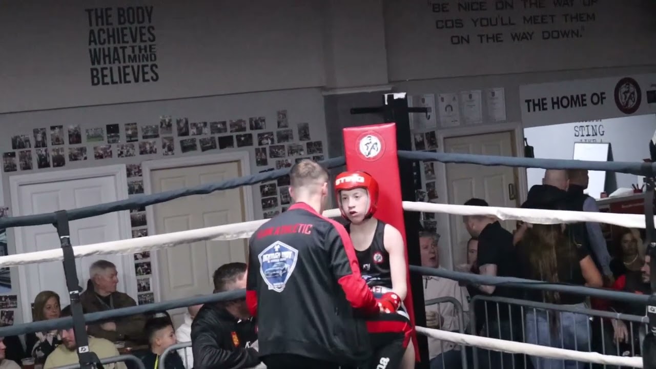 Doncaster Boxer in debut fight Tear up! Full fight! background