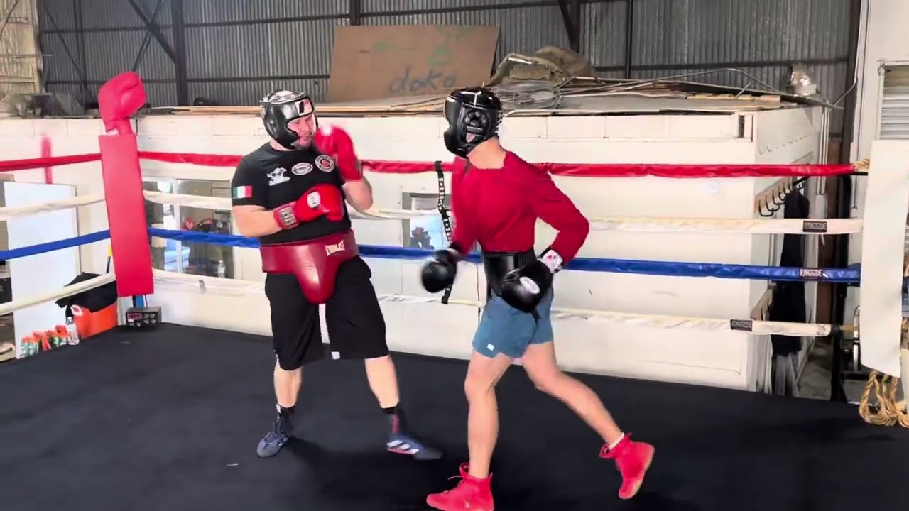 Amateur boxer mw vs pro boxer hw hard sparring  background