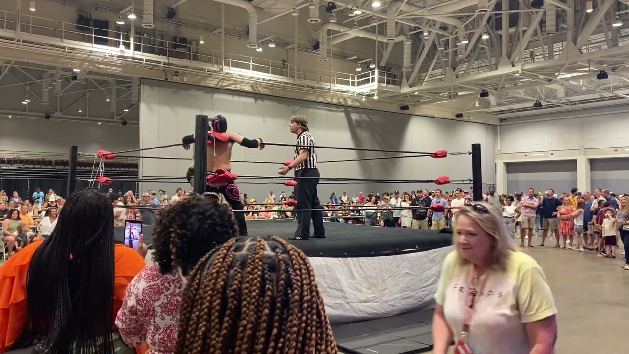 Señor Tatujé vs Corazón 8/5/2023 background