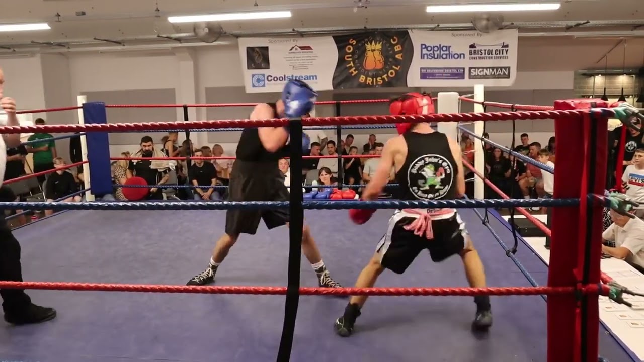 Full fight! Ronnie Mills (Paddy Johns) v Marcus Eccles (Carls Boxing Stable) background