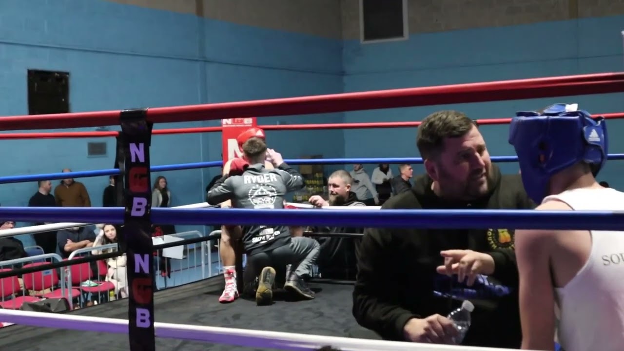 Elite amateur boxers collide in knockout fight!