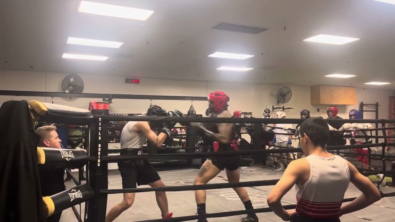 Amateur boxer vs kick boxer hard sparring