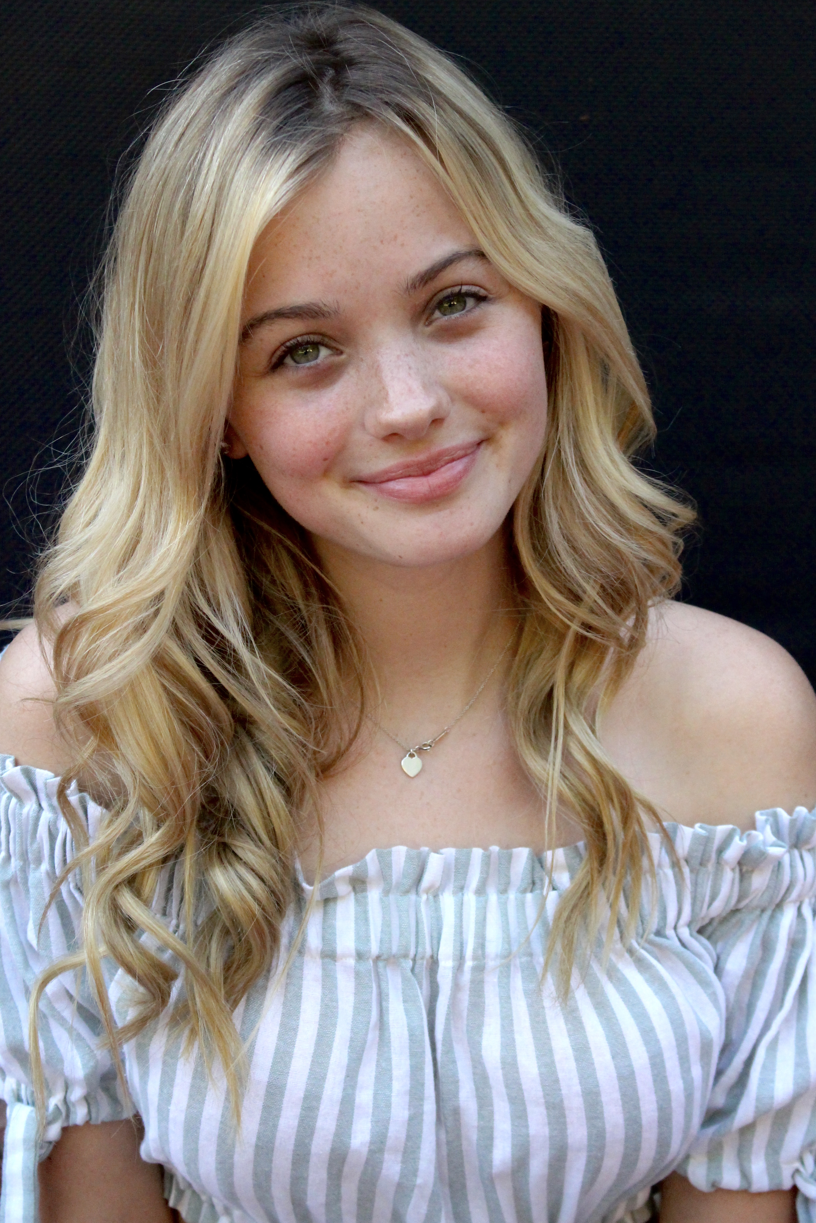 actor Isabella Betwee large photo