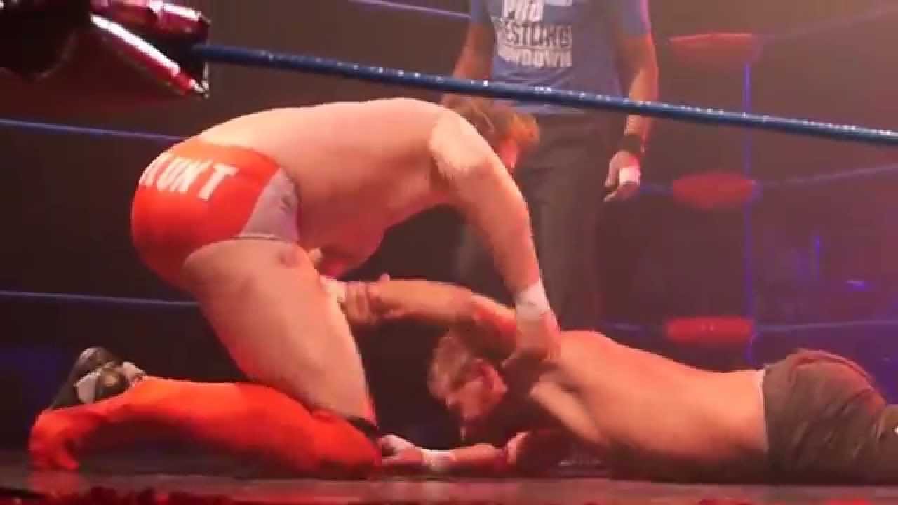 TOBY BLUNT vs JAMIE DE LA COMBE