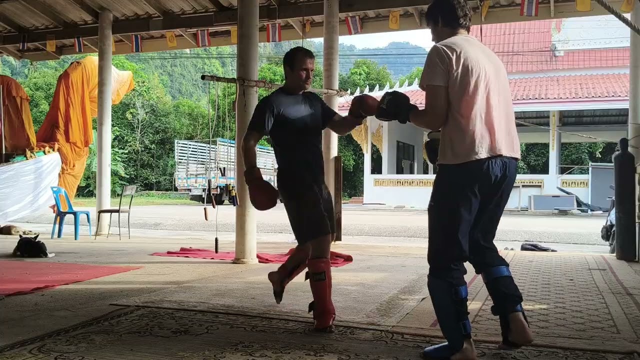 79kg Fighter Takes On 90kg Opponent | Muay Thai Sparring