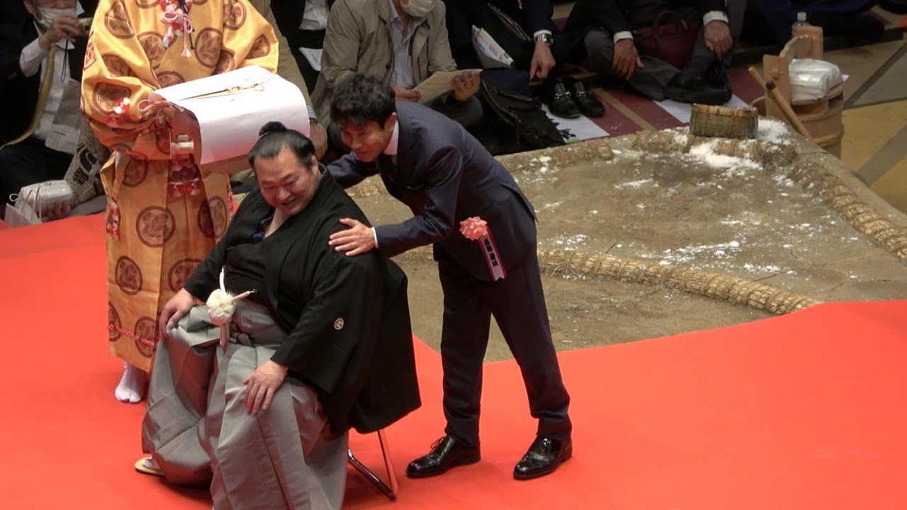 Toyonoshima retirement event (exclusive footage): 豊ノ島の断髪式、ダウンタウンの浜田も出席! background