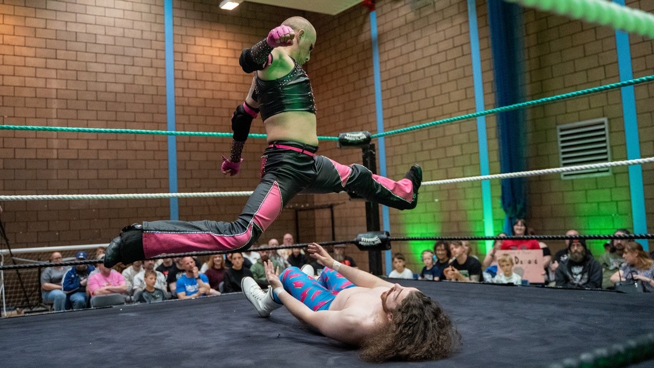 Full Match - Bobbi Diamond Vs. Lightning Darren Sparrow - Titanic Wrestling background