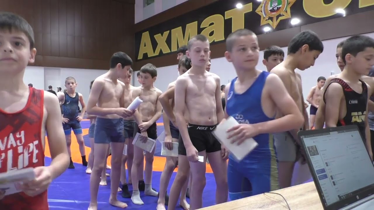 Взвешивание борцов на турнире Кингдом-10 в Грозном, 2 часть.