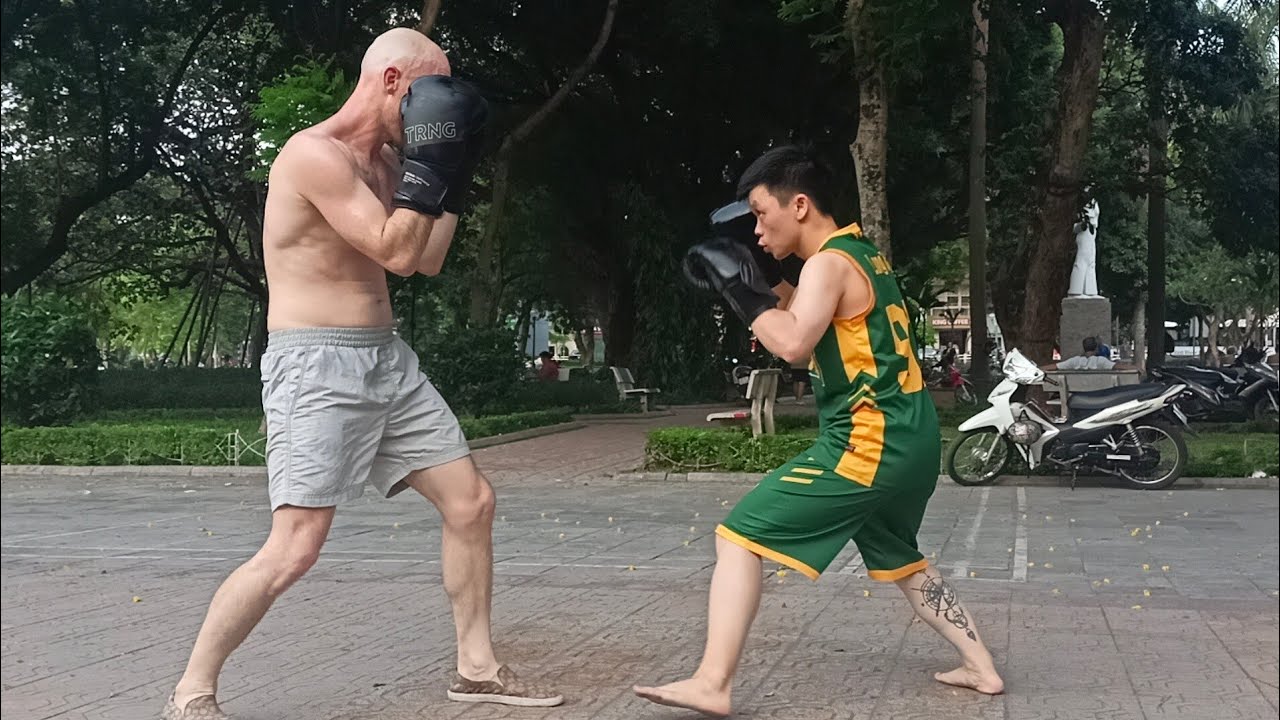 Small asian guy vs American bodybuilder on the street. Boxing for beginners