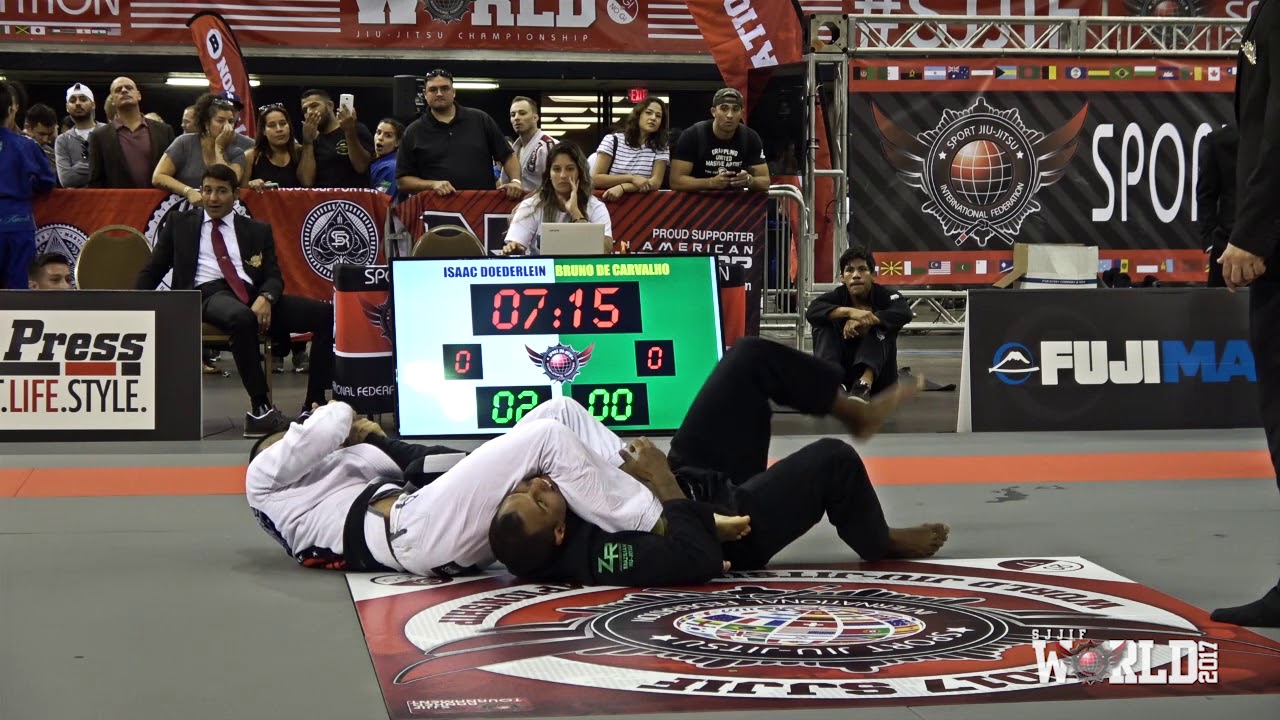 ISAAC DODERLEIN VS BRUNO DE CARVALHO background