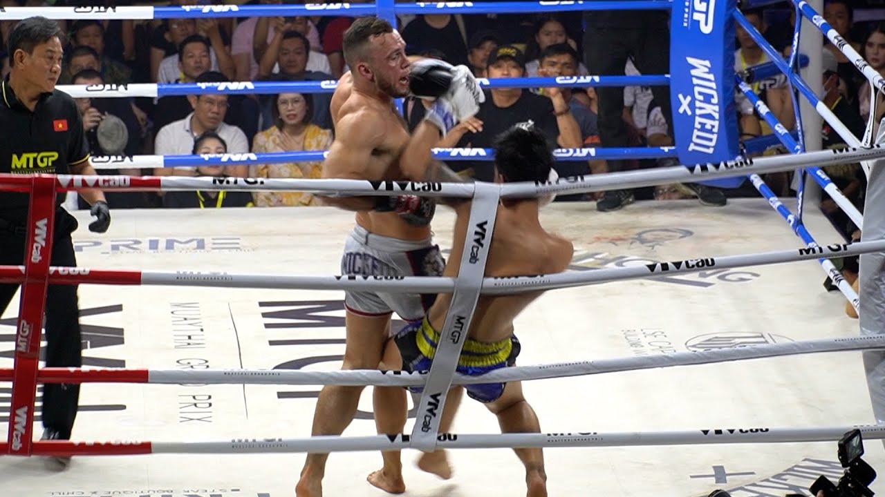 Vũ Minh Tiến vs. George Smith: Cặp đấu lệch 9kg và cái kết bằng đòn chỏ lật | Muaythai Grand Prix background