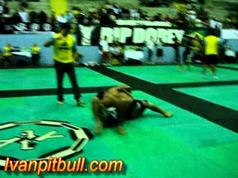 Ivan Pitbull(Peru) vs Joao Yoshimura(Japon) 8vos de final Copa Rip Dorey-RJ background