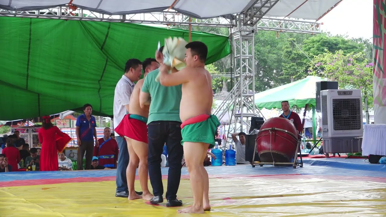 NGUYỄN XUÂN ĐỊNH vật biểu diễn cùng NGUYỄN BÁ DỮNG Đấu Vật Traditional Vietnamese Mens Wrestling. background