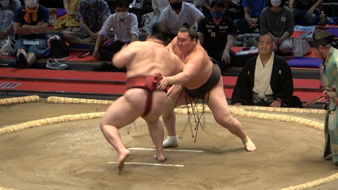 July 2021, Day 4: Hakuho singing in the rain? background