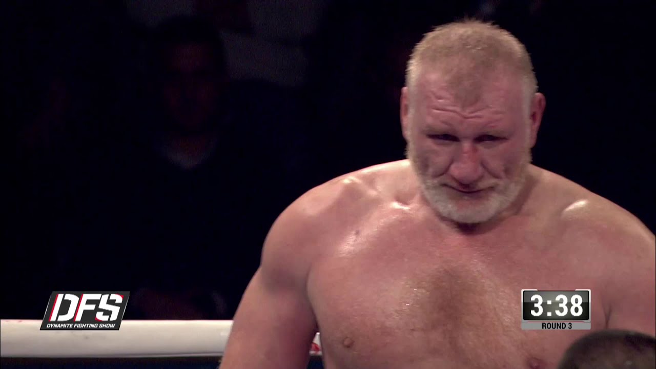 Tolea Ciumac l-a sufocat pe Rambo in meciul de MMA. Nevasta lui Tolea a intrat in ring background