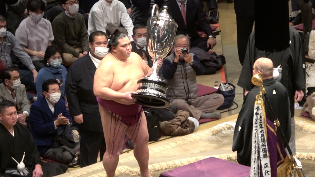 Mitakeumi marries; Hakuho buys building for stable (Jan 27th) background