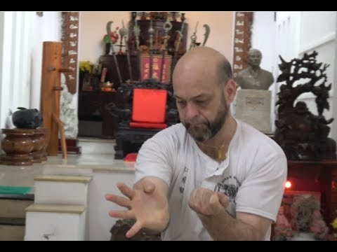 Phải chăng nhờ tuyệt chiêu TIỂU TAM VẤN này, Flores vẫn chưa bị quật ngã ở Việt Nam?