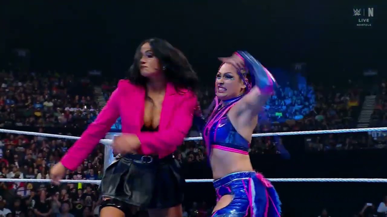 Michin saves B-Fab from the attack of Giulia & Kiana James | SmackDown Sep 12, 2025 background