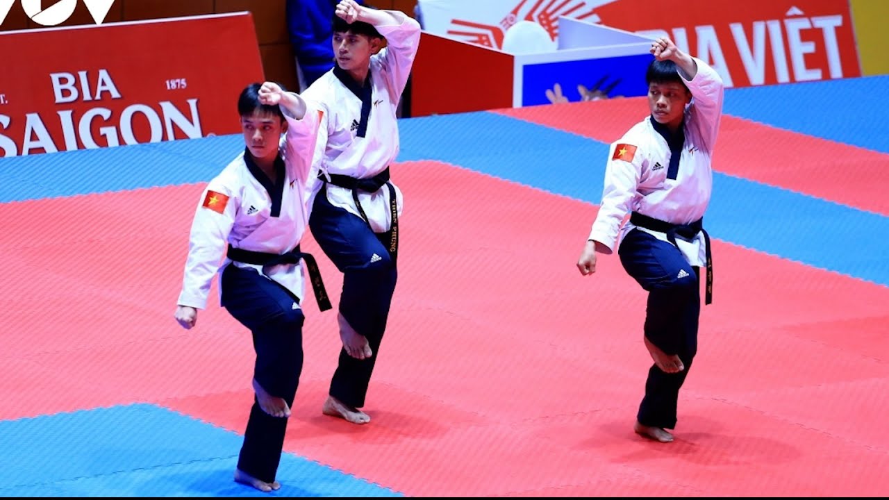 Ba chàng trai Việt Nam xuất sắc đoạt HCV Taekwondo quyền đồng đội tiêu chuẩn SEA Games 31 background