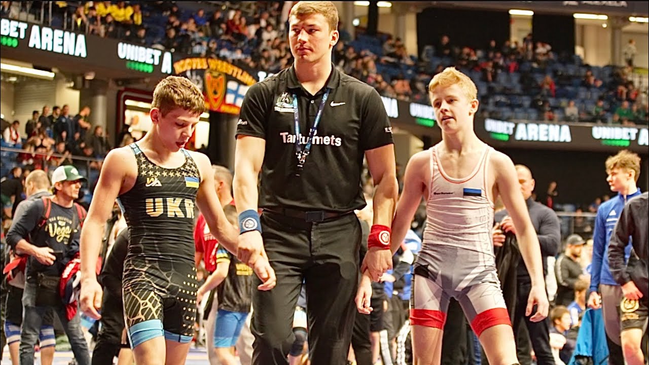 U15 Mario Aganits (EST) vs Oleksandr Havrylkiv (UKR) 48kg. Freestyle boys youth wrestling. B-cam-man background