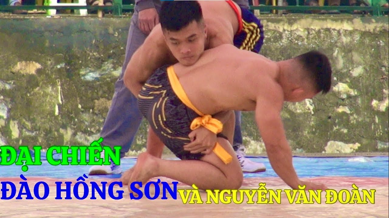 Quỷ lùn Đào Hồng Sơn Trạm trán với Nguyễn Văn Đoàn CAND tại sới vật Ngô Sài Năm 2025. Mens Wrestling background