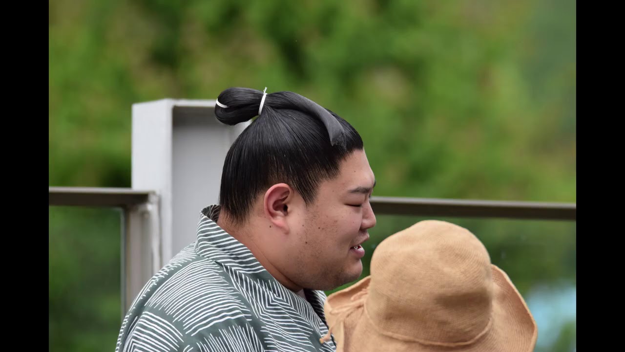 Ikioi operation, yokozuna back training; Daieisho buys a ton of rice background