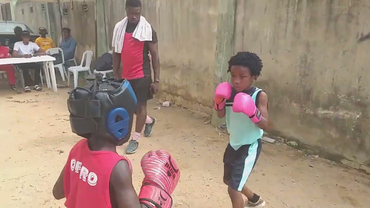 Dada Bolu vs Ọpẹ Opiro @ K.I.O Boxing Academy Ground background