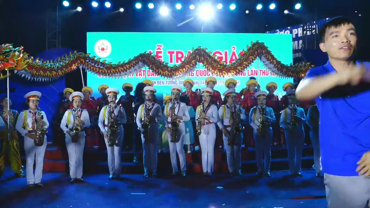 Trực tiếp lễ trao giải cho Zakhan và Hiếu Khổng Lồ trên sân khấu. background