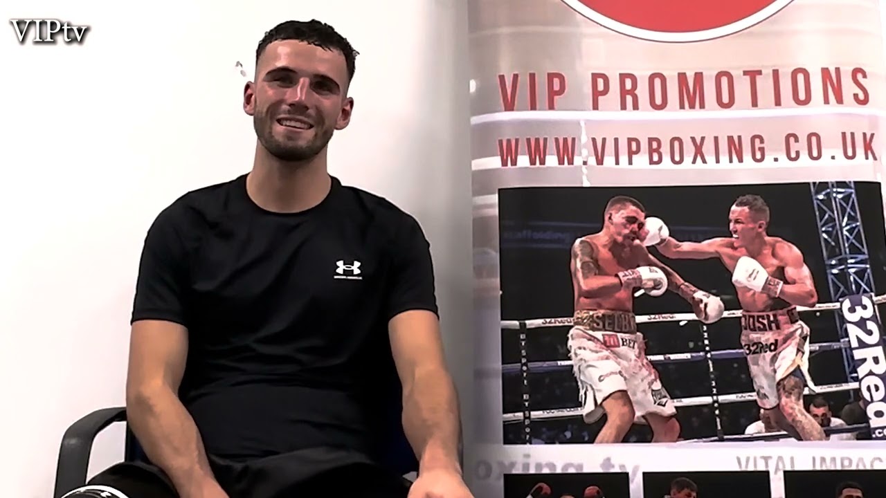 Owen Edwards makes his professional debut with a dominant performance over Lee Middleton background